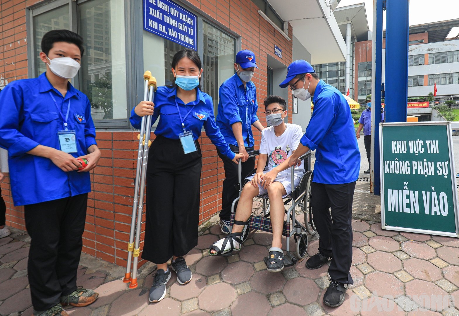 Là thí sinh "đặc biệt" nhất điểm thi Trường THPT chuyên Hà Nội – Amsterdam, em Lê Đức Hoàng (học sinh Trường THPT Yên Hoà) phải nhờ sự hỗ trợ của các tình nguyện viên. "Đề thi năm nay khá sát với thực tế, độ khó vừa phải, phù hợp với điều kiện chúng em phải phải học trực tuyến trong thời gian dài. Hy vọng, bài làm của em sẽ được trên 7 điểm", Hoàng cho hay.