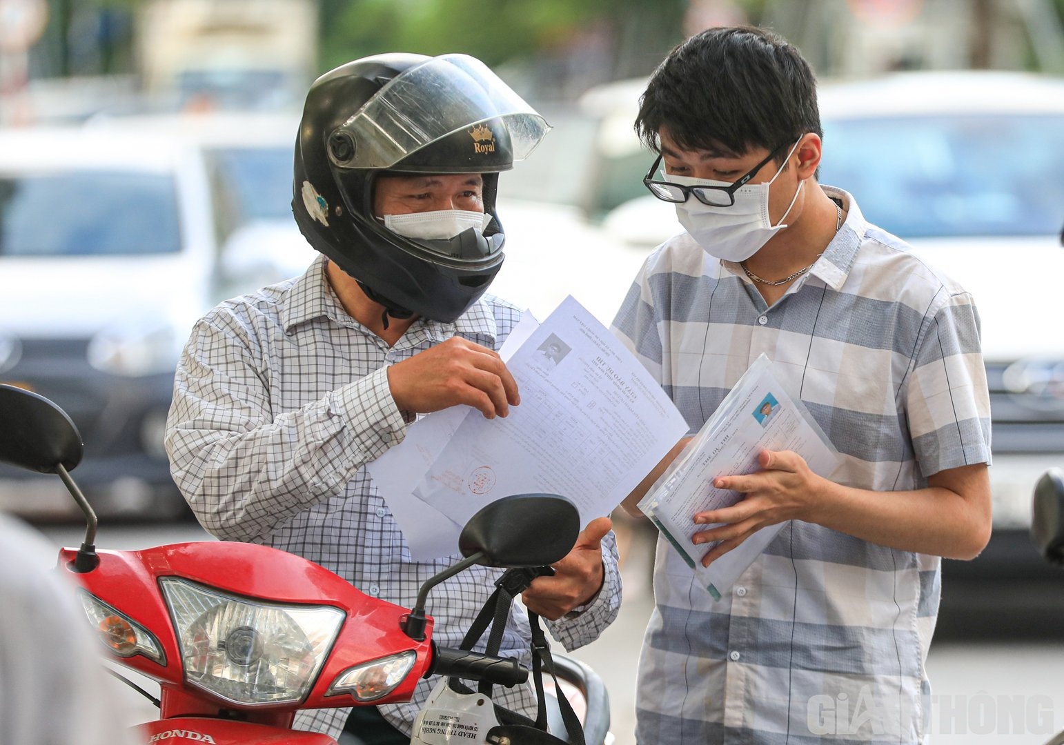 Theo ghi nhận của PV Báo Giao thông tại điểm thi THCS & THPT Lương Thế Vinh (quận Cầu Giấy, Hà Nội), nhiều phụ huynh đã đưa thí sinh đến đây từ rất sớm.