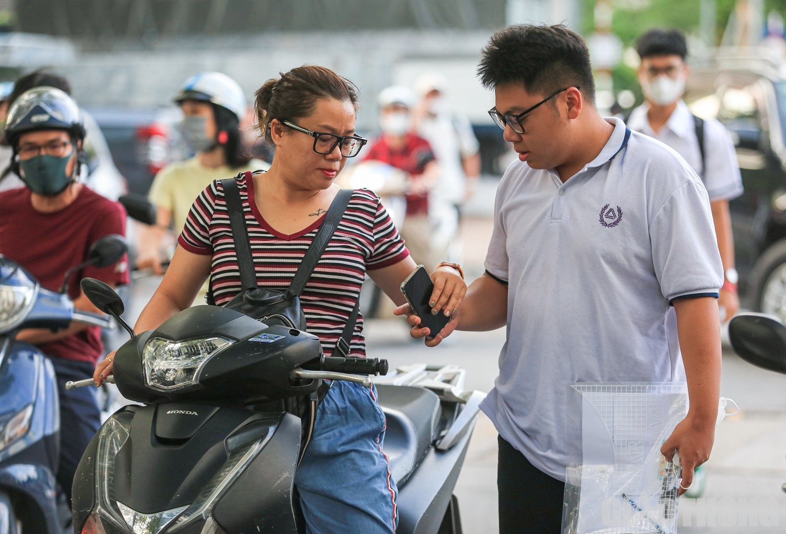 Hồi hộp, lo lắng... là tâm trạng chung của phụ huynh trước kỳ thi quan trọng này.