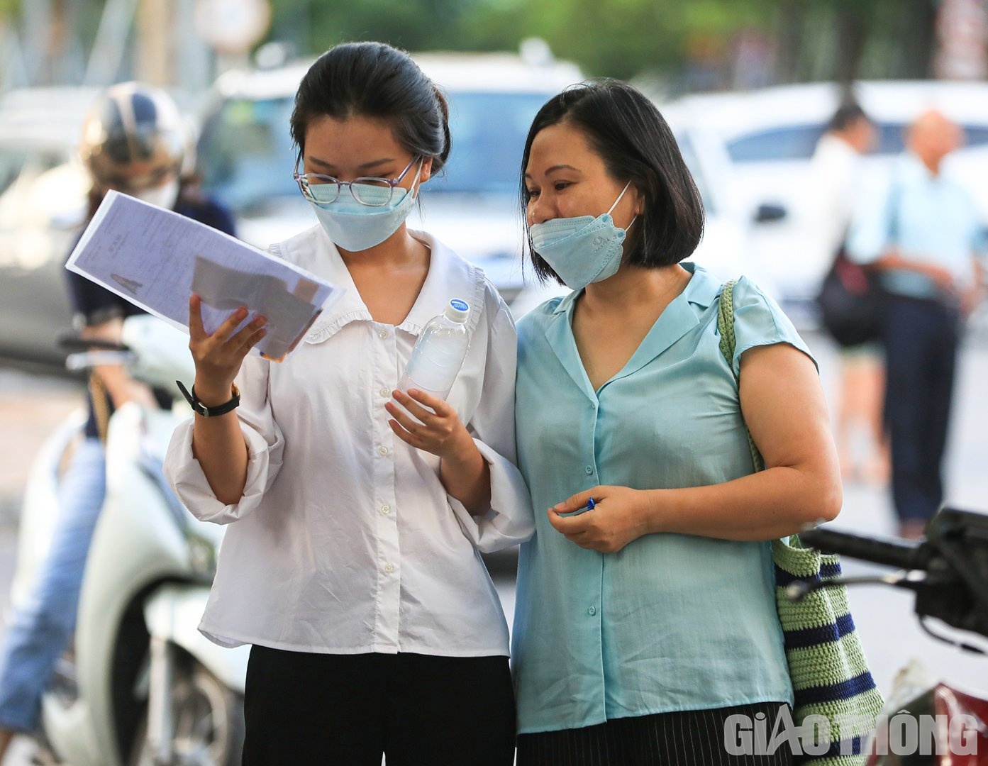 Đưa con đến điểm thi, các bậc phụ huynh luôn theo sát và truyền cho con những động lực đầy yêu thương.