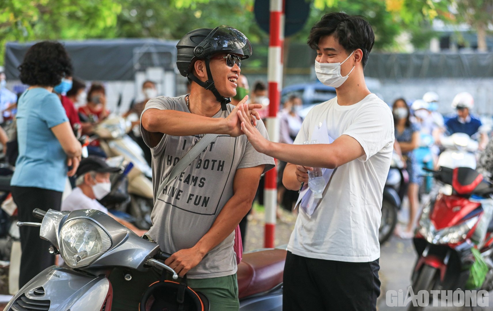 Đập tay với con trai bên ngoài cổng trường thi, anh Tô Văn Khánh (quận Nam Từ Liêm) chia sẻ: "Năm nay, con trai tôi có nguyện vọng đỗ vào Trường ĐH Bách khoa Hà Nội. Dù đầu vào hàng năm của trường khá cao nhưng gia đình cũng không đặt áp lực và chỉ biết chúc con hoàn thành tốt nhất bài thi của mình".