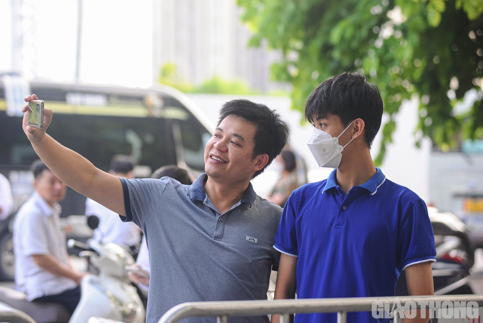 Cùng con trai Cao Minh tranh thủ chụp ảnh check in tại điểm thi, anh Nguyễn Tôn Dương (quận Hà Đông) bày tỏ: "Nhìn quá trình con ôn tập kiến thức thời gian qua, tôi cũng khá yên tâm. Điều quan trọng lúc này là động viên con có được tinh thần tốt nhất để đạt được nguyện vọng đỗ vào Trường ĐH Kinh tế Quốc dân".