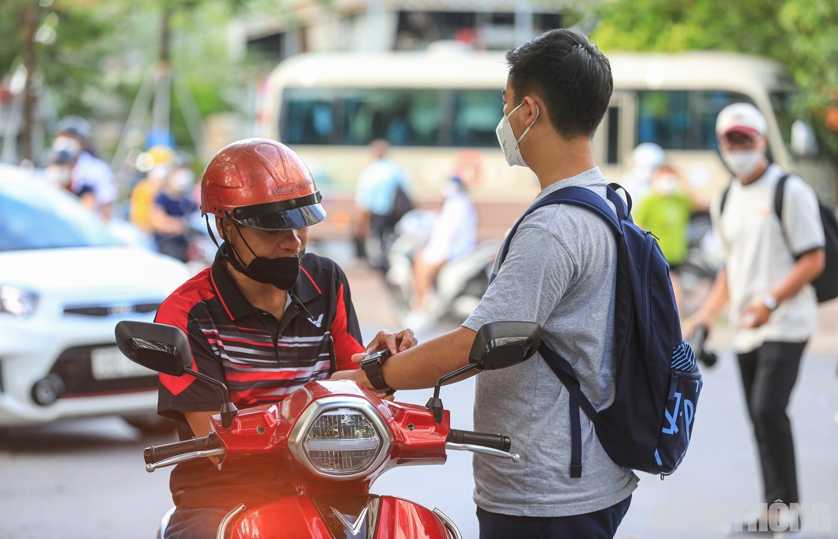 Phụ huynh giúp con chỉnh lại đồng hồ và kiểm tra vật tư, đồ dùng, giấy tờ trước khi vào phòng thi.