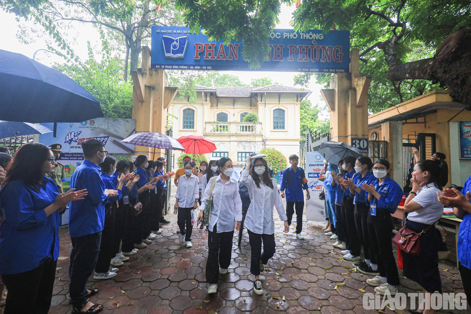 Tại điểm thi trường THPT Phan Đình Phùng (quận Ba Đình), các thí sinh bước ra bên ngoài cổng với gương mặt rạng rỡ.
