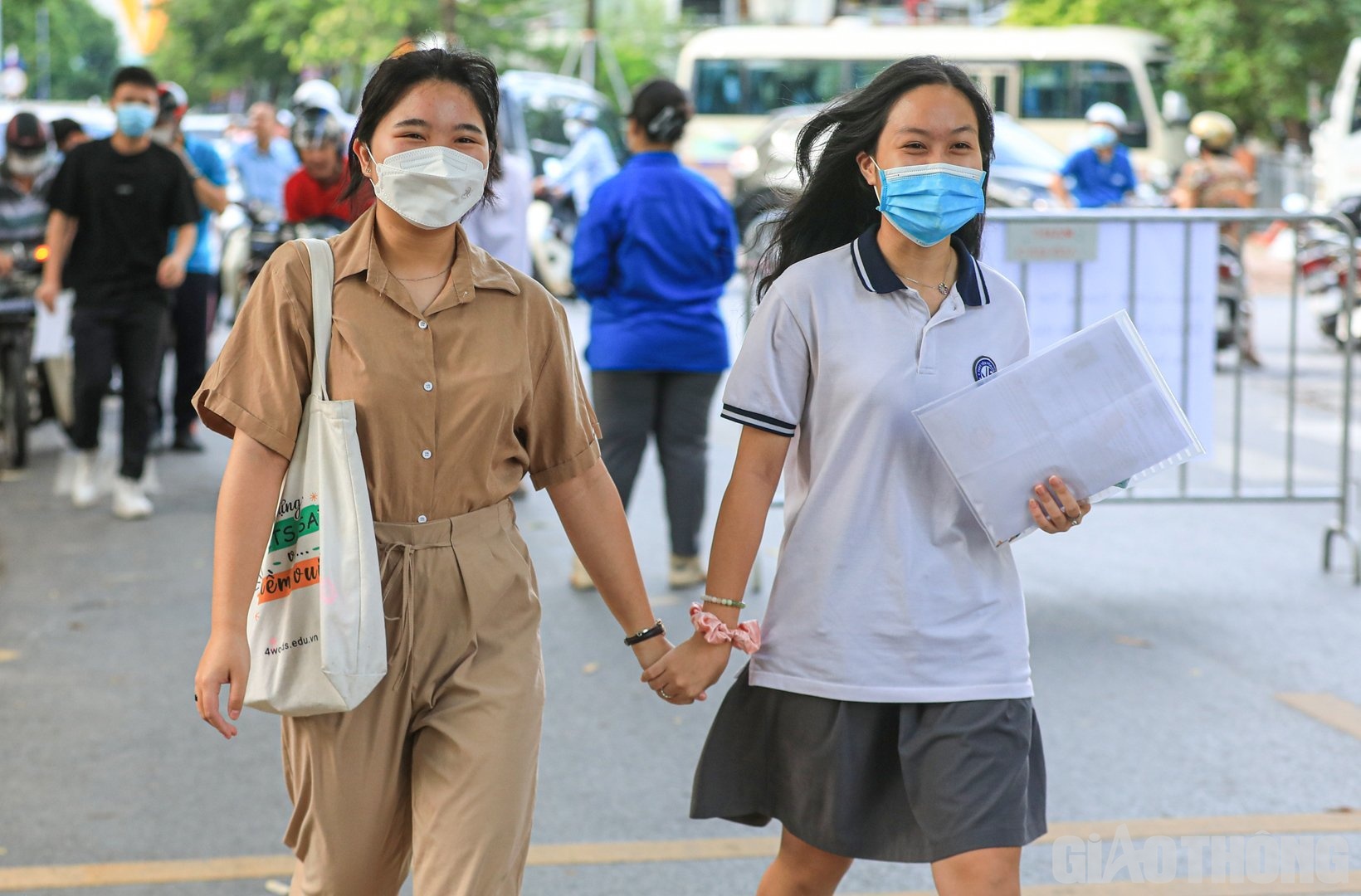 Hai nữ sinh cùng nắm tay nhau bước vào trường thi với tâm lý khá thoải mái.