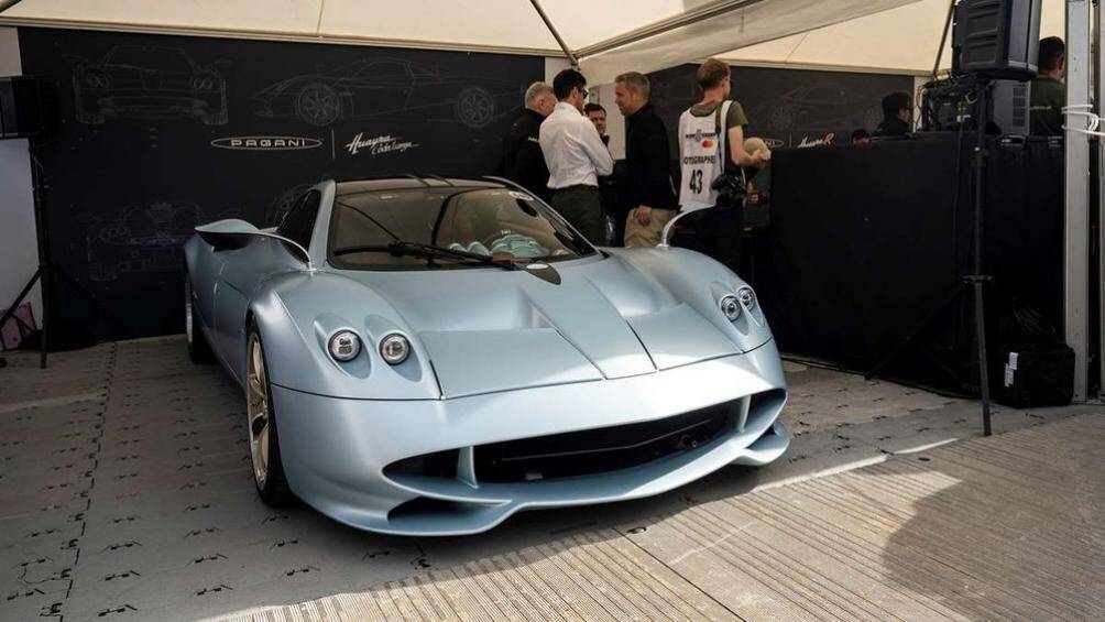 Đột phá nhất trong thiết kế của mẫu xe này là phần đuôi xe với kiểu nắp sau phủ trên diện tích 3,7 m2