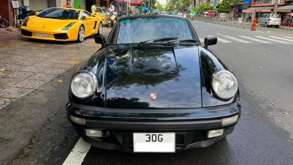 Đây là chiếc Porsche 930 Turbo thứ 2 của ông Đặng Lê Nguyên Vũ. Chiếc xe thuộc biến thể Turbo Carrera khá hiếm