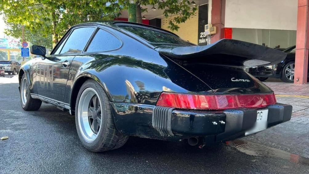 Xe sở hữu bộ mâm 5 chấu hình cánh quạt và cũng được sơn đen, viền mâm mạ crôm sáng bóng