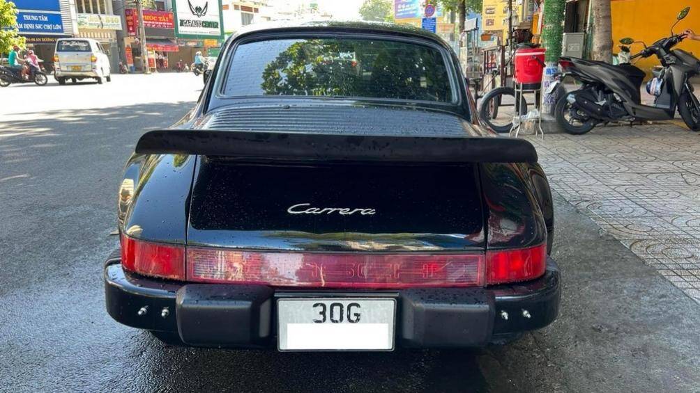 Tính đến thời điểm hiện tại, ông Đặng Lê Nguyên Vũ đang sở hữu cho riêng mình ít nhất 2 chiếc xe thể thao Porsche 930 Turbo đời cổ