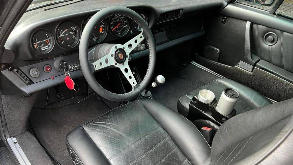 Cặp đôi xe Porsche 930 Turbo của ông Vũ lộ diện trên mạng xã hội đều đăng ký biển số Hà Nội và có sự khác biệt ở trang bị động cơ cũng như hộp số