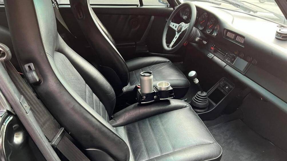 Porsche 930 Turbo Carrera mới sở hữu khối động cơ 6 xy-lanh, dung tích 3.2 lít, phun xăng điện tử và đi kèm với đó là hộp số sàn 5 cấp