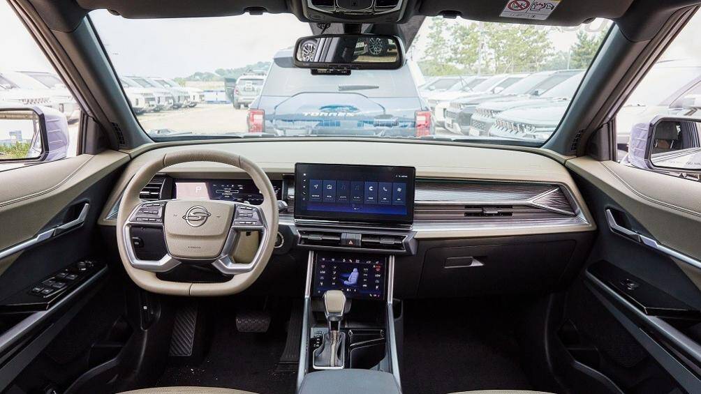 Về nội thất, Torres 2022 cũng được trang bị loạt tiện nghi hiện đại như màn hình trung tâm giải trí cảm ứng 12,3 inch đặt nổi