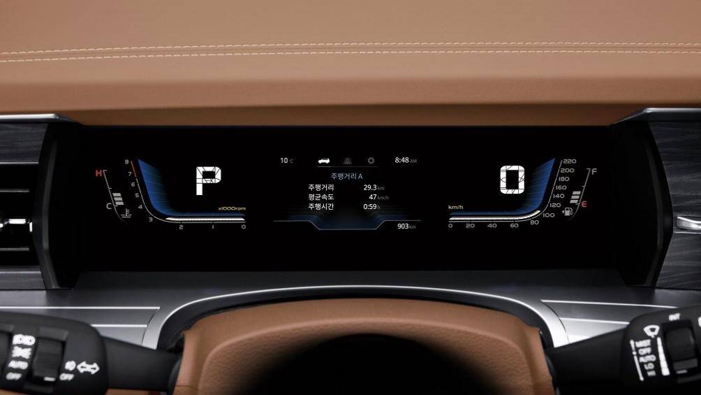 Bảng đồng hồ kỹ thuật số kéo dài và chìm vào mặt taplo độc đáo. Vô lăng 4 chấu vát đáy cỡ lớn, tích hợp các phím bấm chức năng