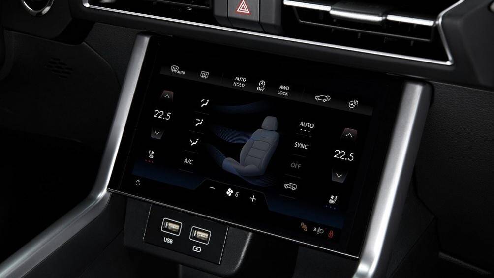 Bên dưới là màn hình 8 inch để điều khiển hệ thống điều hoà, giống phong cách của Jaguar Land Rover