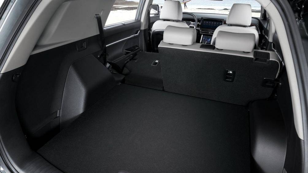 Phía sau hàng ghế thứ hai là khoang hành lý có thể tích 703 lít. Nếu ghế sau gập xuống, con số này sẽ mở rộng lên 1.662 lít