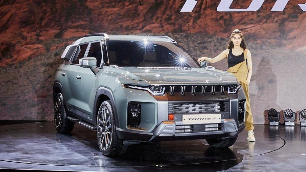 Về thiết kế, SsangYong Torres có mặt trước táo bạo với 6 thanh dọc nằm giữa 2 cụm đèn pha, bên dưới là một bộ cản cỡ lớn