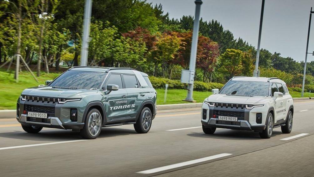 Bên hông xe có các vòm bánh xe cơ bắp, góc cạnh và những đường gấp khỏe khoắn mang đến cảm giác mạnh mẽ cho xe