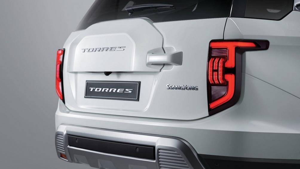 Phía đuôi xe, Torres 2022 sở hữu cụm đèn hậu nằm dọc và thiết kế giả lốp dự phòng của cửa cốp sau