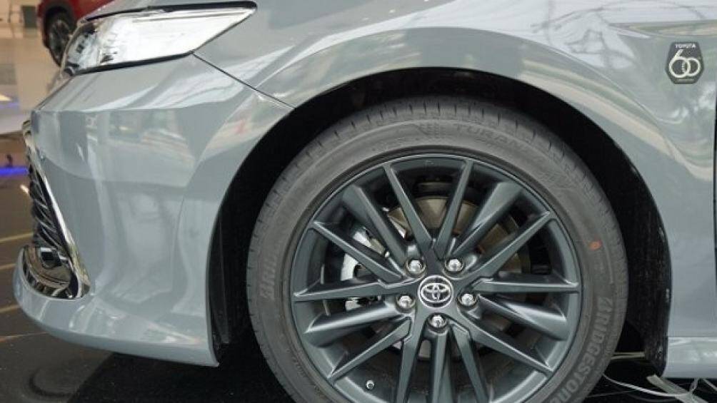 Phiên bản này có trang bị cao cấp hơn với màn hình thông tin giải trí cảm ứng 9 inch, màn hình hiển thị thông tin kính lái...