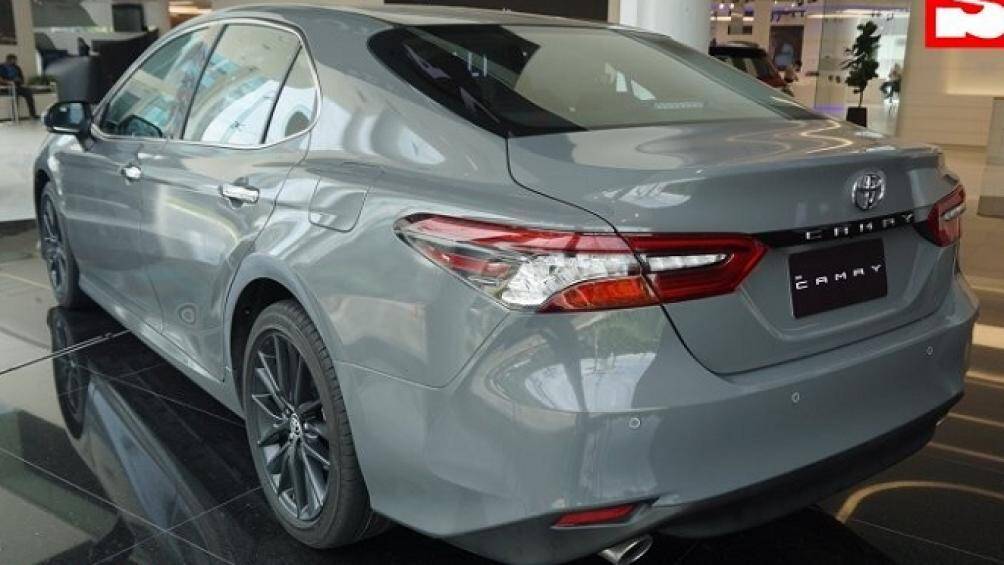 Phần lớn những chiếc Toyota Camry 60th Anniversary 2022 này đều được sơn màu trắng ngọc trai, còn lại một ít sẽ là màu xám xi măng