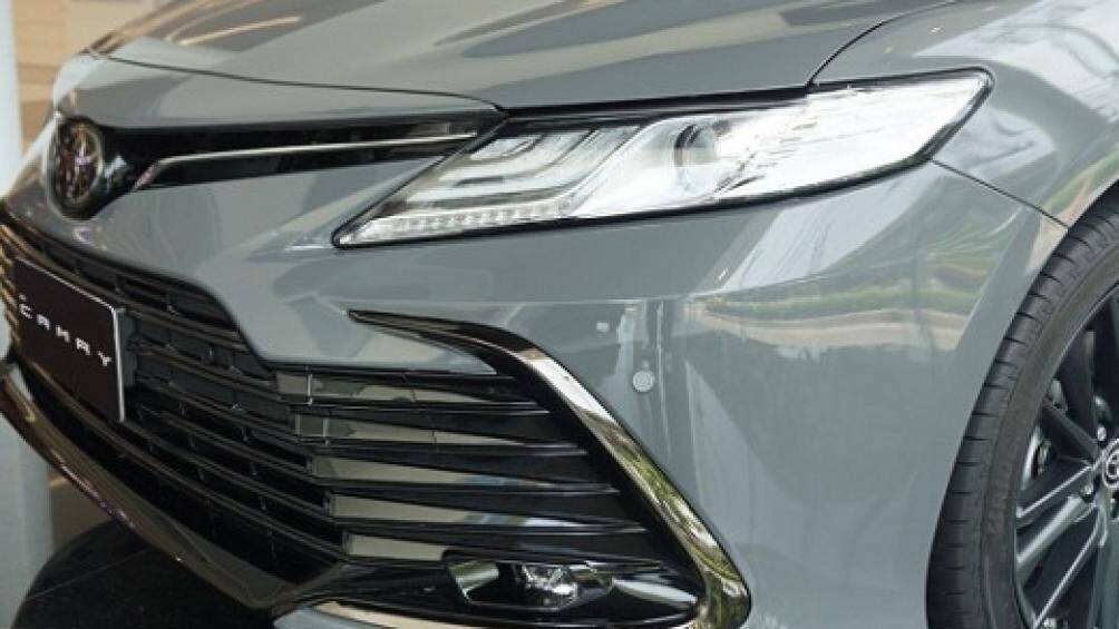 Nguồn cung cấp sức mạnh cho Toyota Camry 60th Anniversary 2022 phiên bản hybrid là máy xăng 4 xi-lanh, dung tích 2.5L, kết hợp với mô-tơ điện và hộp số E-CVT