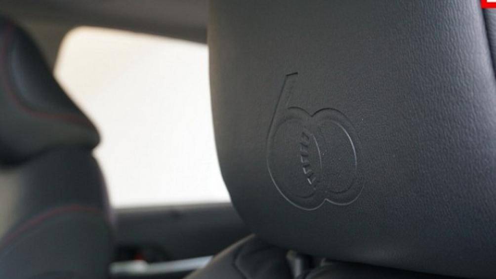 Tựa đầu ghế trước được dập thêm logo "60". Trong khi đó, chỉ khâu màu đỏ xuất hiện trên ghế, bệ tì tay trung tâm, mặt cửa và mặt táp-lô
