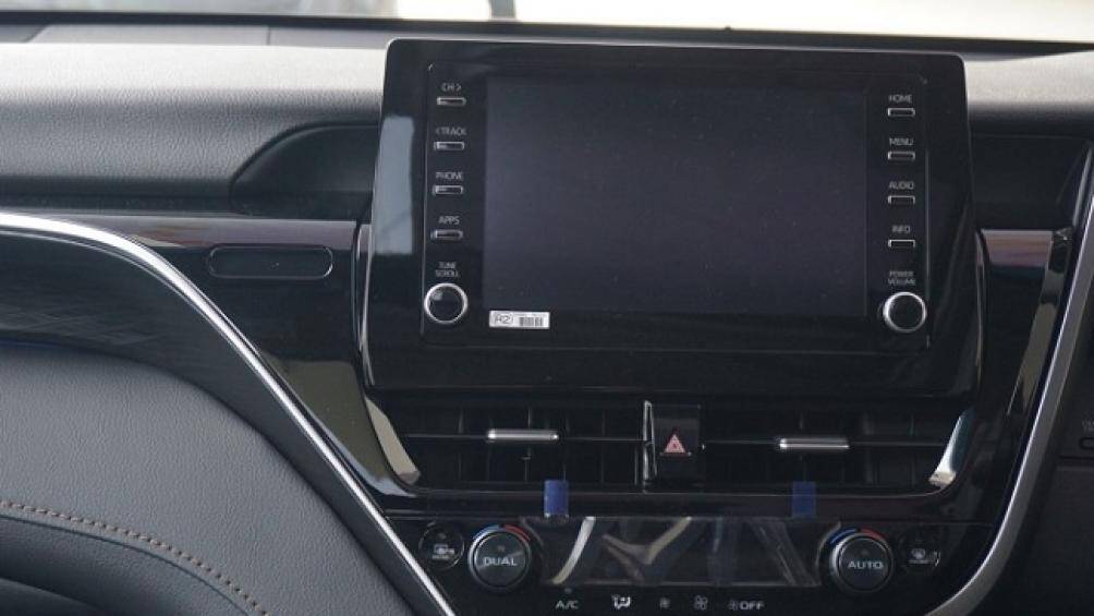 Màn hình đa thông tin MID 7 inch trong bảng đồng hồ và màn hình thông tin giải trí dạng cảm ứng 8 inch, hỗ trợ Apple CarPlay/Android Auto