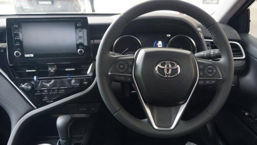 Bên trong xe, Toyota Camry 60th Anniversary 2022 được trang bị ghế bọc da màu đen với điểm nhấn màu trắng trên lưng ghế