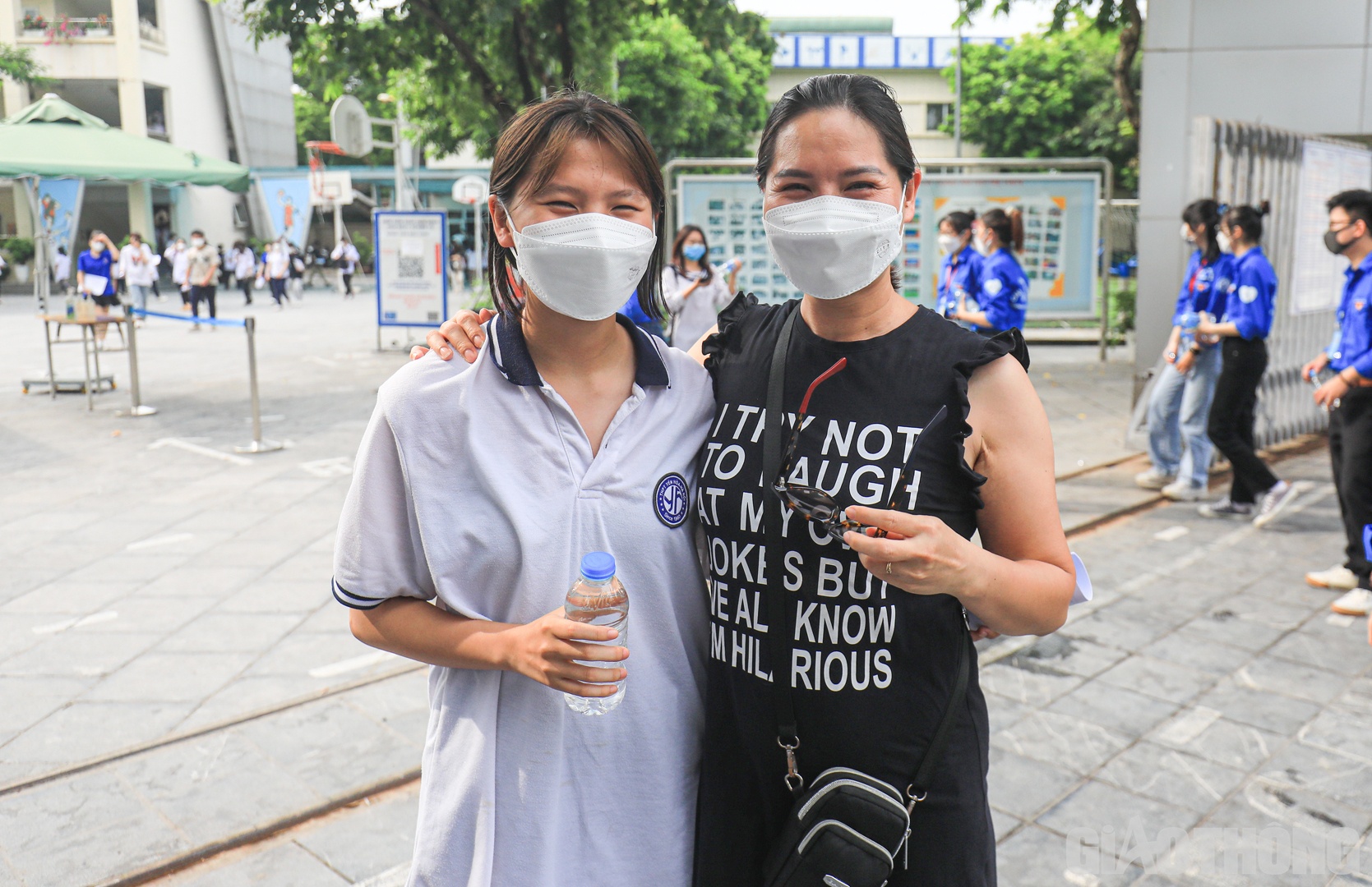 Sau những phút căng thẳng, sĩ tử như trút bỏ mọi áp lực trước đó bên người thân.