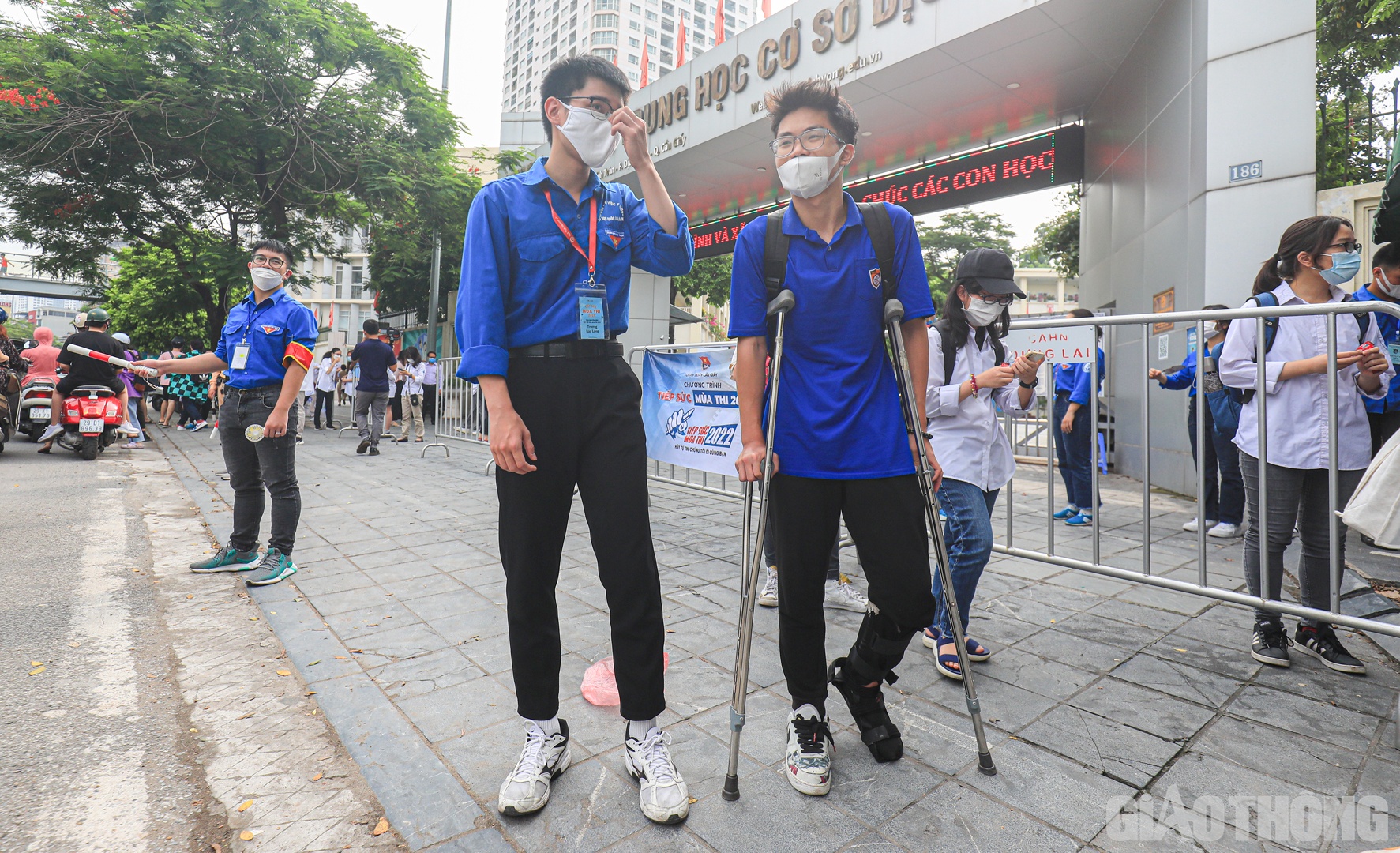 Bị chấn thương ở chân trước kỳ thi, thí sinh Trần Trường Bách phải chống nạng suốt những ngày vừa qua. "Mặc dù có chút khó khăn khi đi lại nhưng được các anh chị tình nguyện hết lòng hỗ trợ giúp em có thêm động lực để chinh phục kỳ thi", Bách chia sẻ.