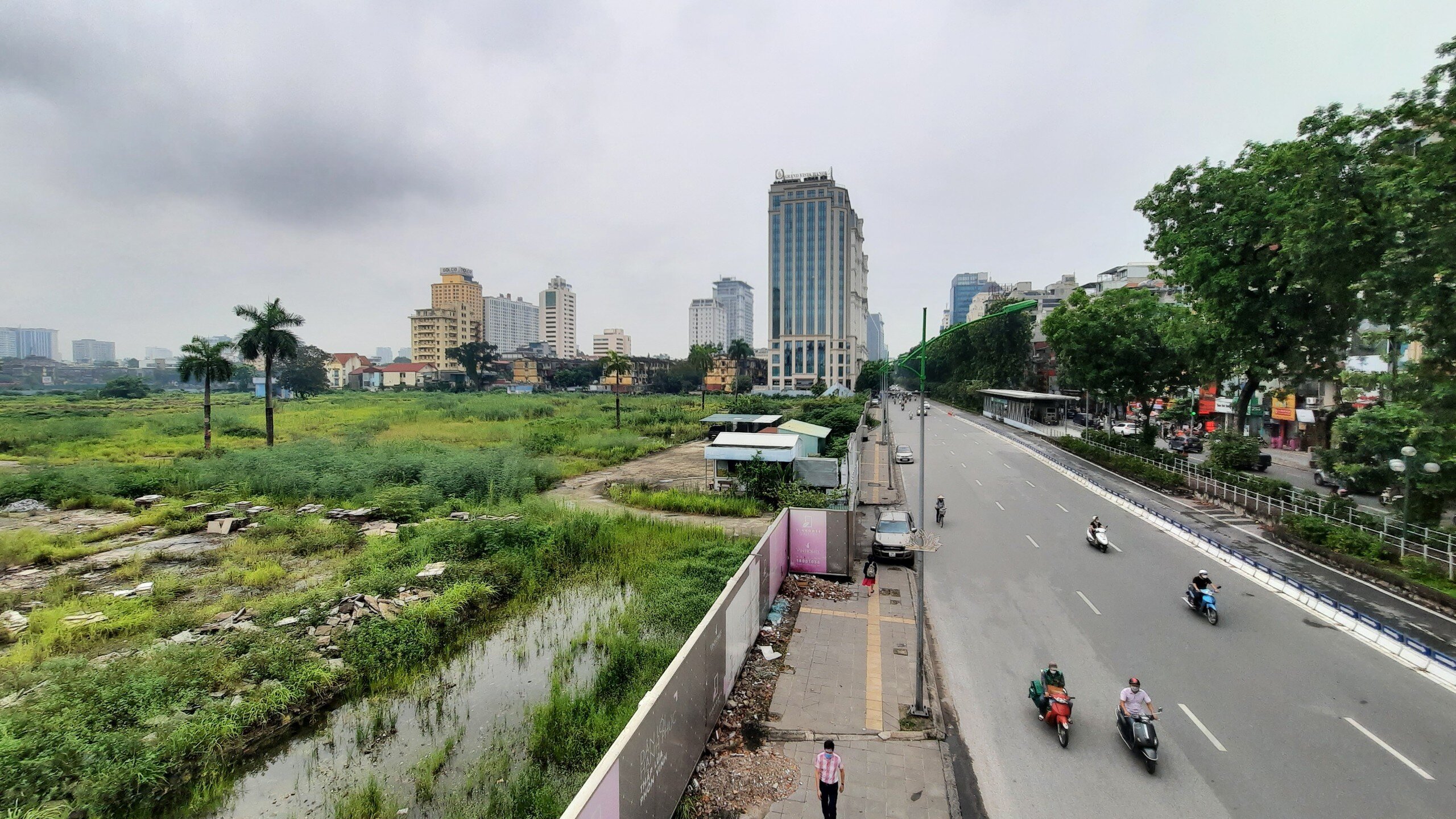 Khu đất này, một mặt giáp đường Ngọc Khánh, một mặt giáp đường Giảng Võ, một mặt giáp hồ Giảng Võ. Vị trí như vậy được nhiều người đánh giá là khu "đất vàng" có giá trị kinh tế lớn.
