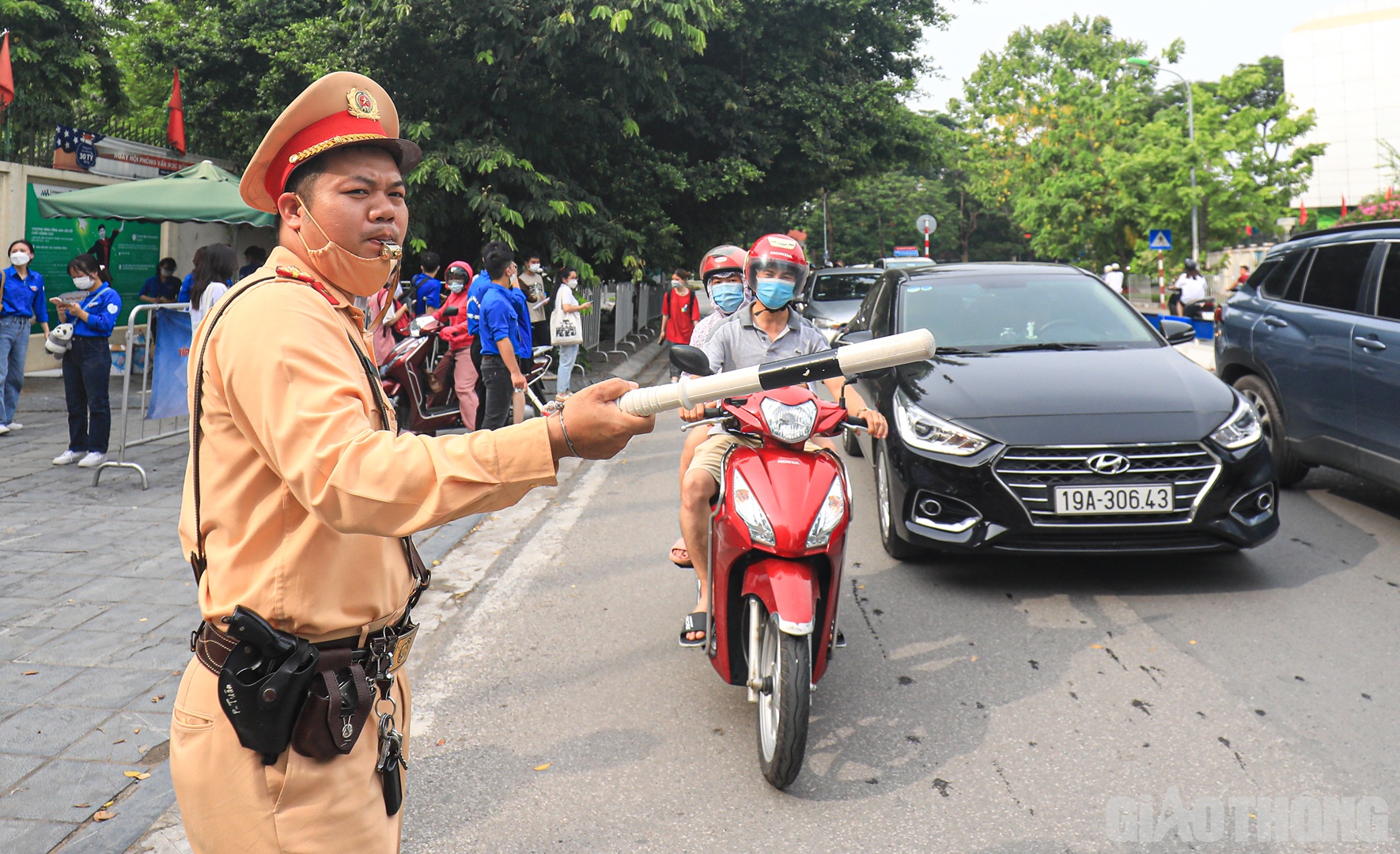 Bên cạnh đó là hình ảnh những chiến sĩ CSGT đội nắng, dầm mưa điều tiết, phân làn giao thông cho phụ huynh và sĩ tử.