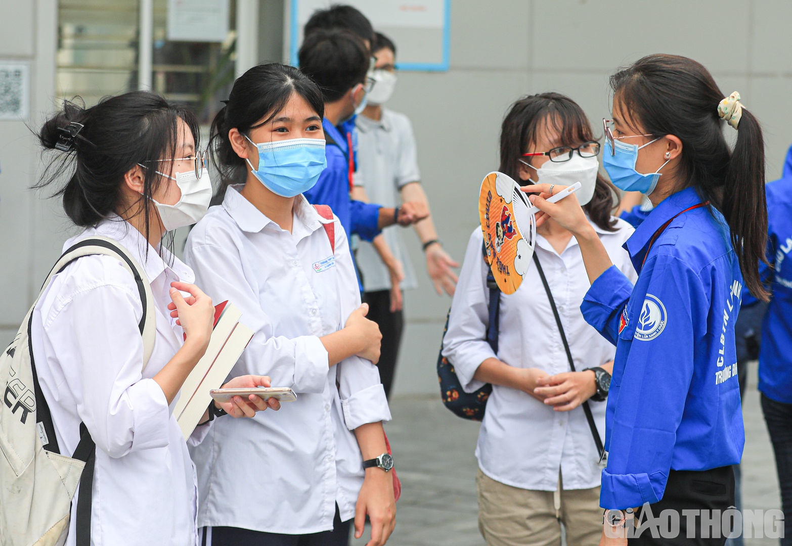 Màu áo xanh tình nguyện của những đoàn viên, thanh niên xuất hiện ở khắp các điểm thi để chung tay, tiếp sức cho các thí sinh.
