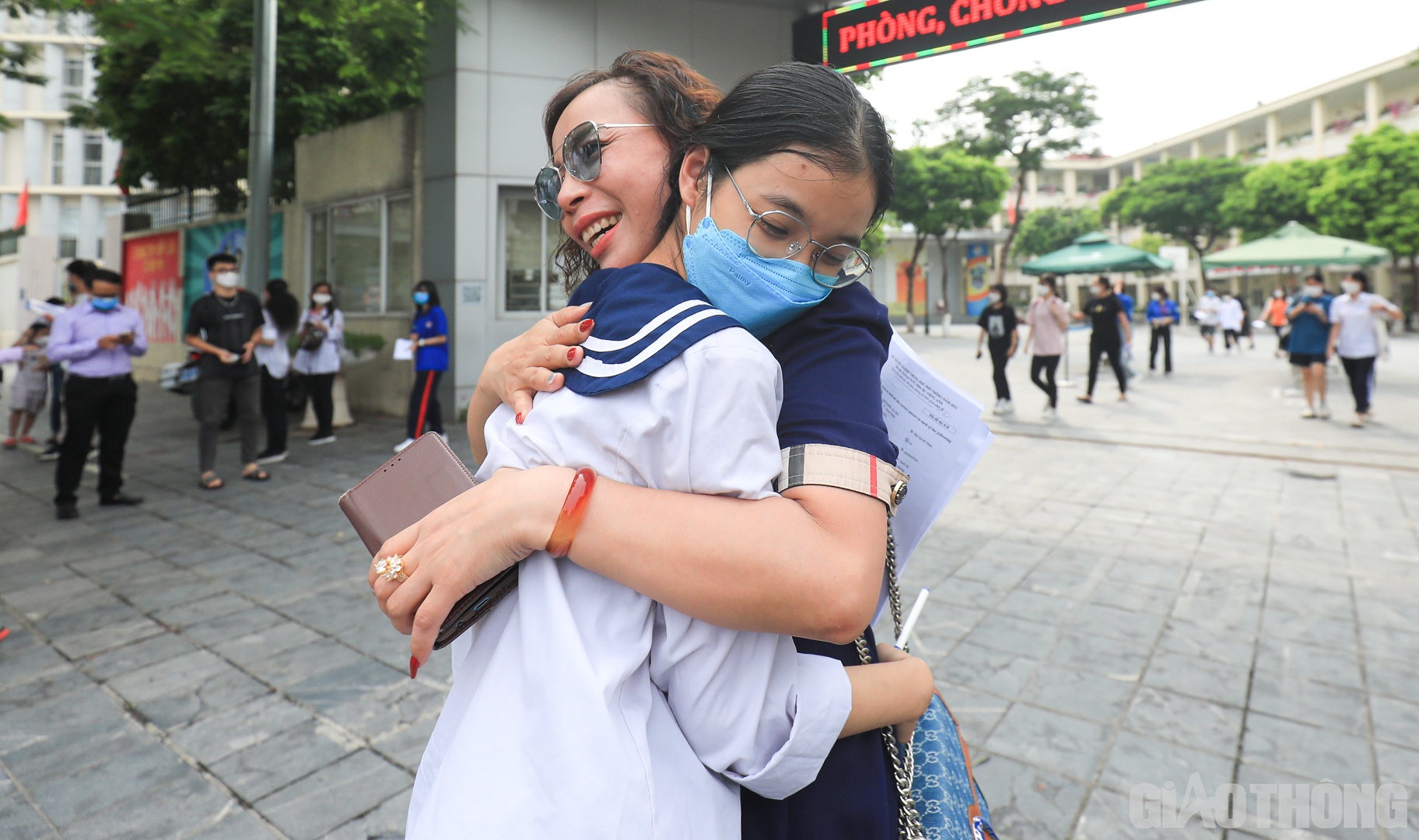 Ôm chầm lấy con gái Lâm Anh ngay trước cổng trường thi, chị Nguyễn Thị Thanh Thủy (quận Hoàng Mai) cho biết cảm thấy nhẹ nhõm và hạnh phúc khi thấy con hoàn thành tốt bài thi của mình.