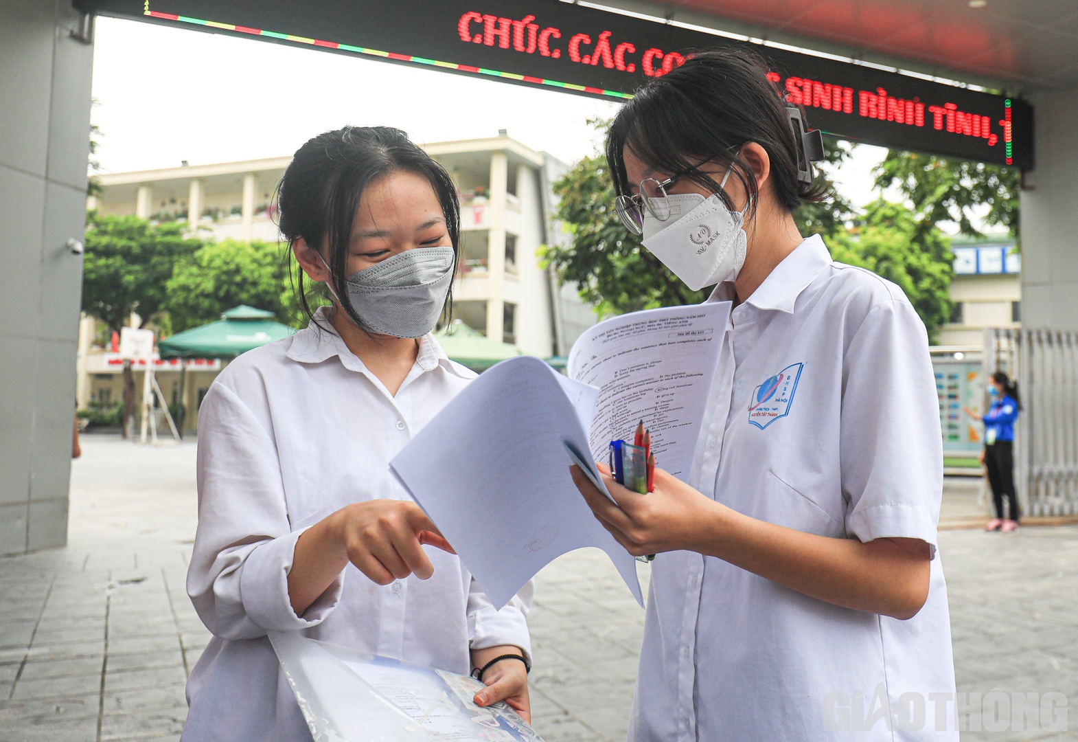 Theo ghi nhận của PV Báo Giao thông tại điểm thi THCS Dịch Vọng (quận Cầu Giấy), nhiều thí sinh rời phòng thi với tâm trạng phấn khởi và cho biết đề thi Ngoại ngữ khá nhẹ nhàng gồm các câu hỏi chủ yếu nằm trong chương trình lớp 12.