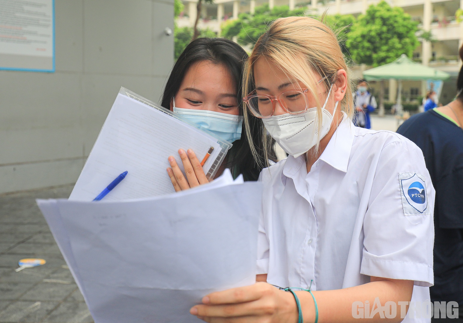 Hào hứng trao đổi cùng bạn về đề sau khi kết thúc thời gian làm bài, thí sinh Mai Anh (bên phải) cho hay: "Các câu hỏi trong đề liên quan đến kỹ năng sử dụng từ vựng, cấu trúc ngữ pháp nhưng không quá đánh đố và em hy vọng sẽ giành được trên 8,5 điểm".