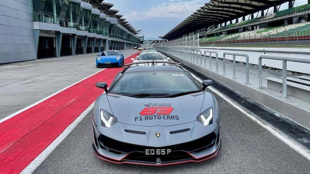 Hai thương hiệu xe hypercar với Pagani có Huayra BC Roadster và hãng xe Koenigsegg với siêu phẩm Agera RS sở hữu thân vỏ bằng sợi carbon