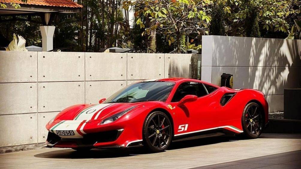 Đại gia này cố gắng hoàn thiện garage xe. Theo đó với mỗi thương hiệu siêu xe sẽ có một đại diện xe tiêu biểu