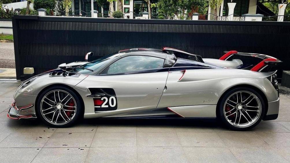 Lần này là hãng xe Pagani được lựa chọn với chiến mã Huayra BC Roadster chỉ được sản xuất 40 chiếc với mức giá khởi điểm 3,5 triệu USD