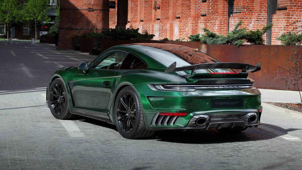 Cản sau của xe được sửa đổi với các hốc gió theo tầng dữ dằn. Phiên bản Stinger GTR Carbon Edition cũng được lắp đặt bộ khuếch tán mới