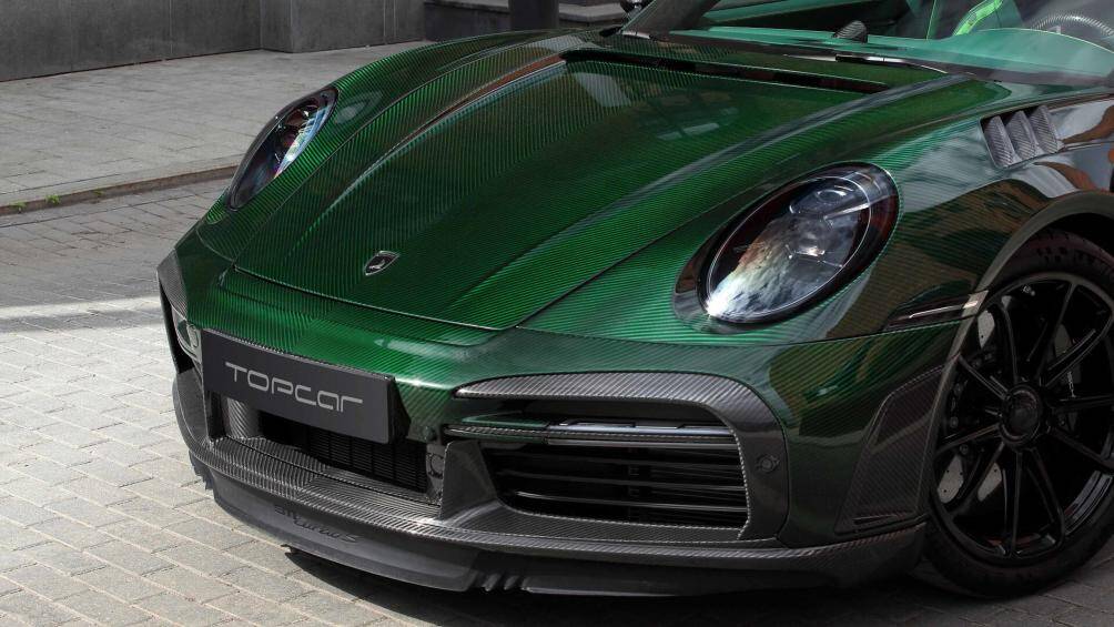 Chiếc xe này được hoàn thiện với lớp áo ngoại thất màu carbon xanh. Màu xanh này sẽ chuyển màu khi có ánh sáng