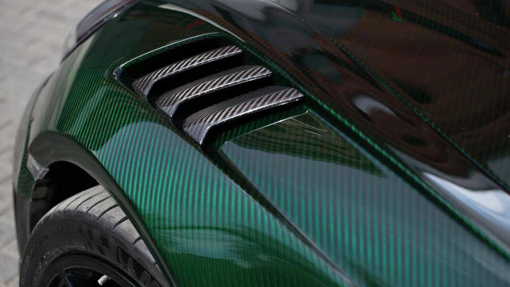 Các chi tiết như phần cản trước của xe được làm lại hoàn toàn bằng carbon cùng các hốc gió được thiết kế phức tạp hơn