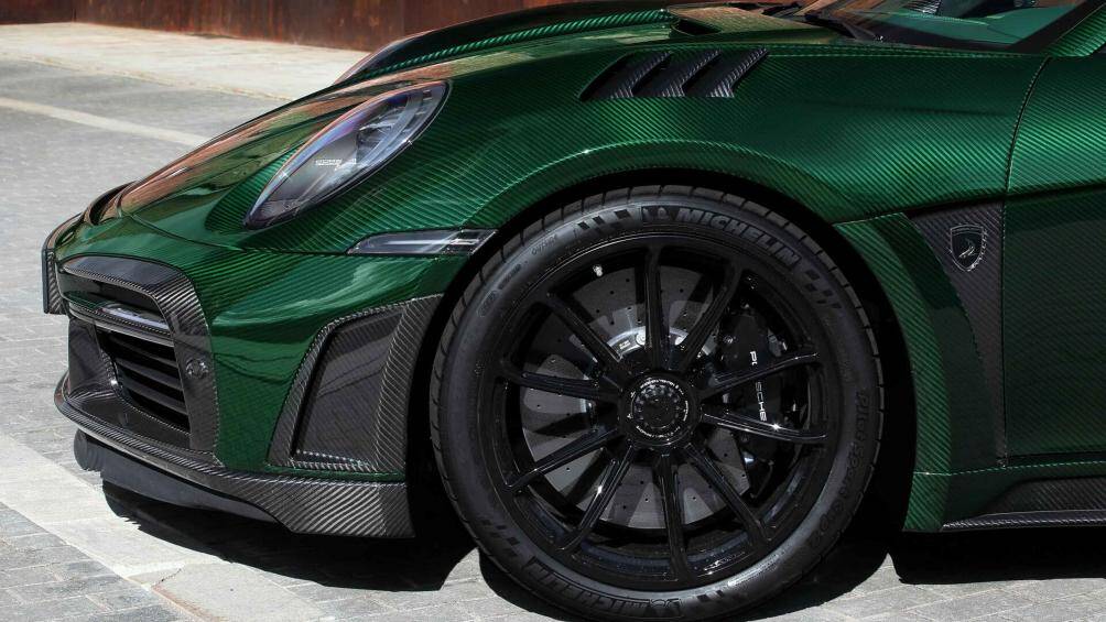 Theo TopCar Design, 100% các tấm ngoại thất của xe đã được thay thế hoàn toàn bằng carbon