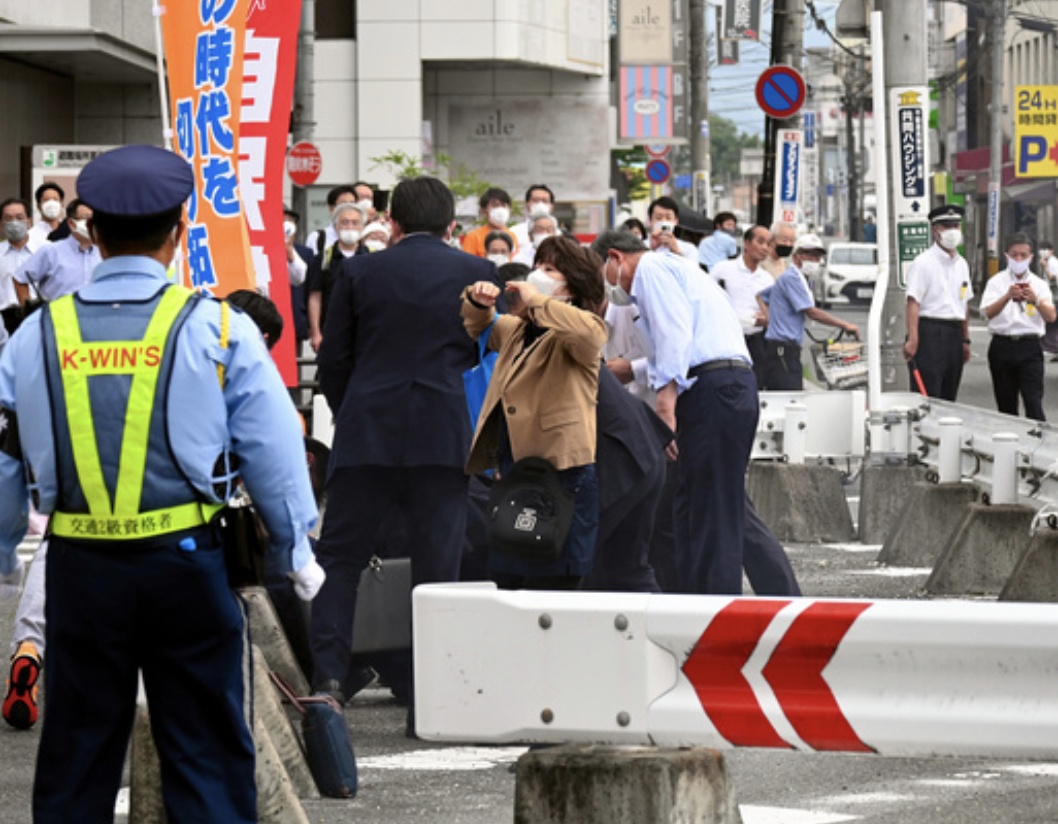 Vụ việc gây sốc với toàn thể người dân Nhật Bản cũng như thế giới. Ảnh - Asahi