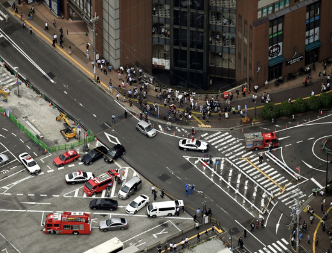 Rất đông các phương tiện cứu thương, xe cảnh sát có mặt tại hiện trường. Ảnh - Asahi