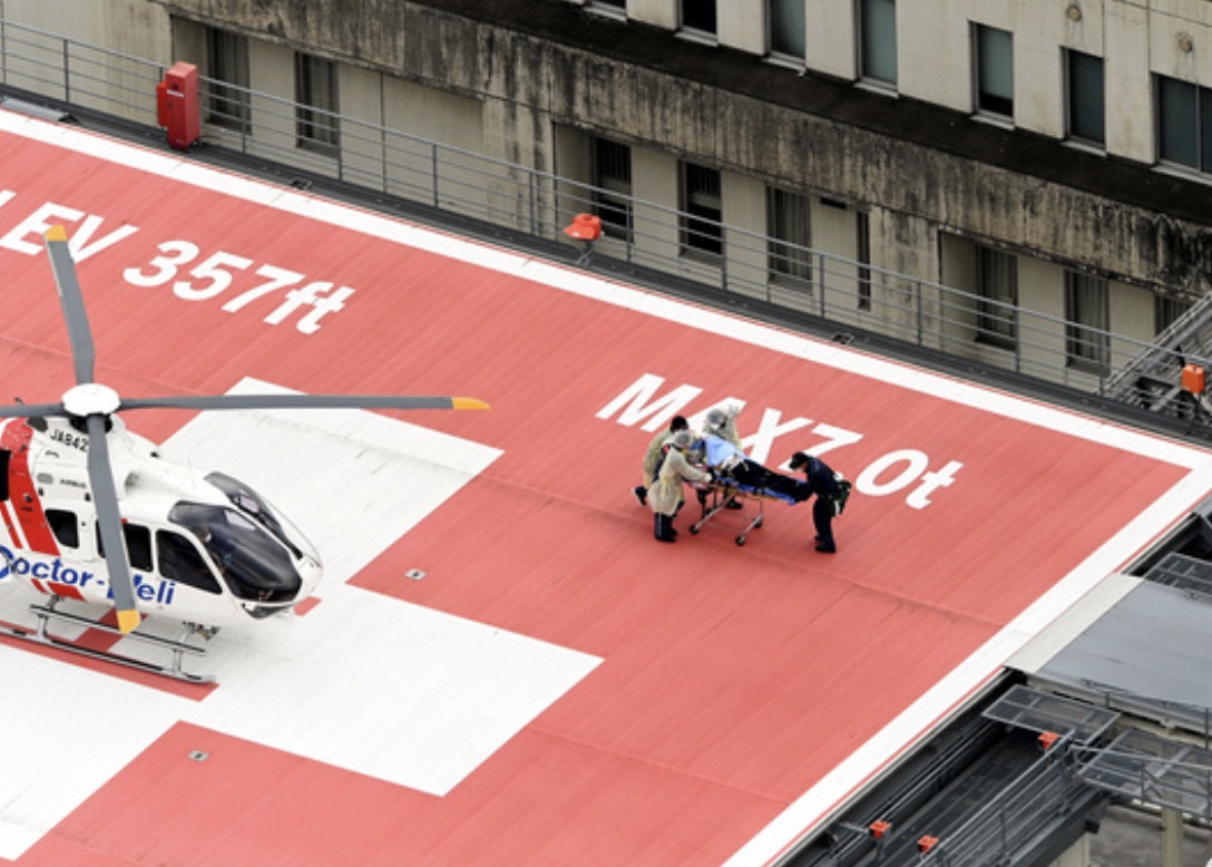 Ông Abe Shinzo được đưa lên trực thăng cấp cứu tới bệnh viện. Ảnh - Asahi