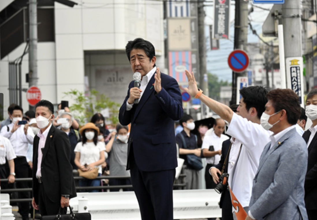 Hình ảnh cựu Thủ tướng Nhật Bản Abe Shinzo phát biểu trước khi bị ám sát. Ảnh - Asahi