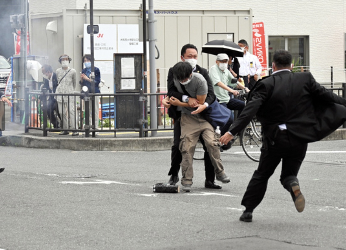 Nghi phạm bị bắt giữ là Tetsuya Yamagami, 41 tuổi, đã phục vụ trong Lực lượng Phòng vệ Biển Nhật Bản khoảng 3 năm cho tới năm 2005. Ảnh - Asahi