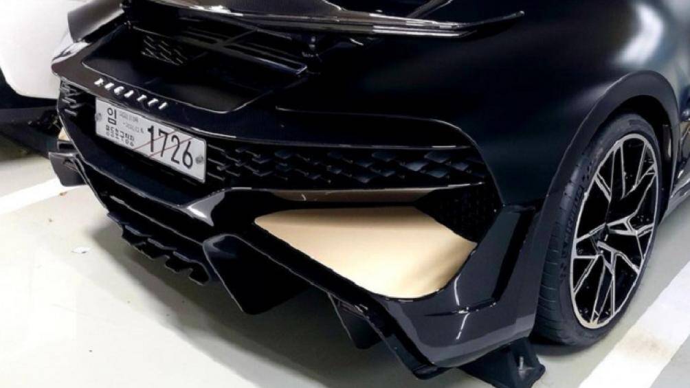 "Trái tim" xe là khối động cơ W16, dung tích 8.0 lít, đi kèm 4 bộ tăng áp, tạo ra công suất tối đa 1.500 mã lực và mô-men xoắn cực đại 1.600 Nm