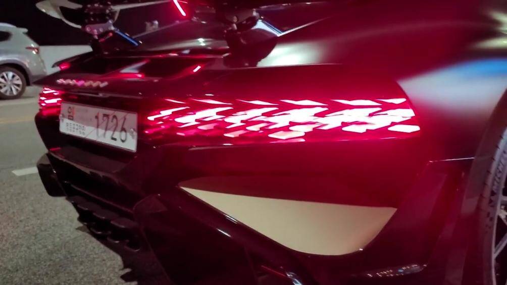 Siêu phẩm Bugatti Divo tại Hàn Quốc được hoàn thiện với màu sơn đen nhám và vàng đồng. Xe có mức giá bán gần 6 triệu USD